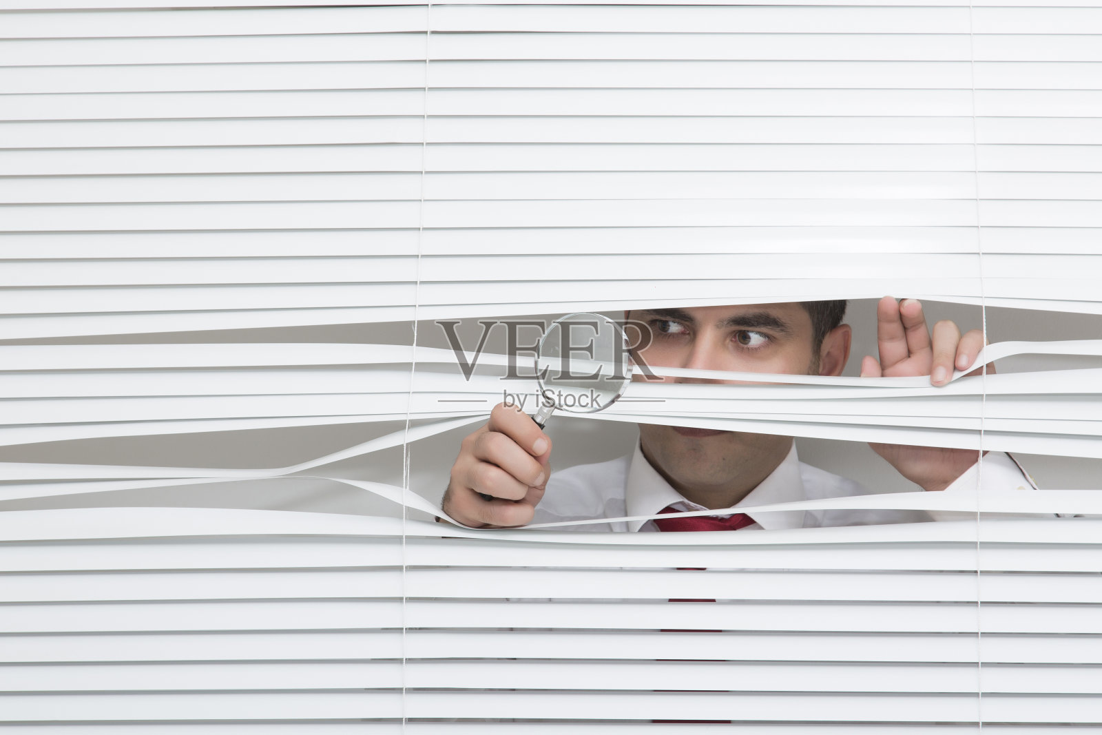 透过百叶窗看的人照片摄影图片