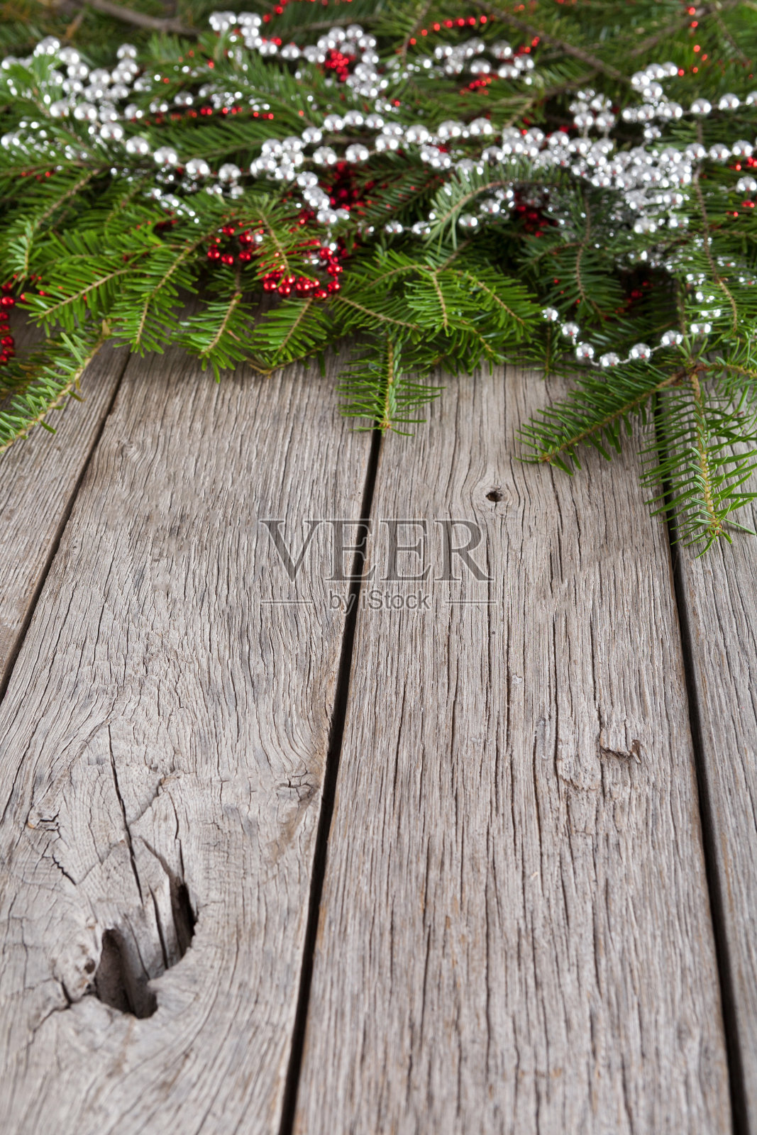 近距离的松树树枝装饰与珠子花环照片摄影图片