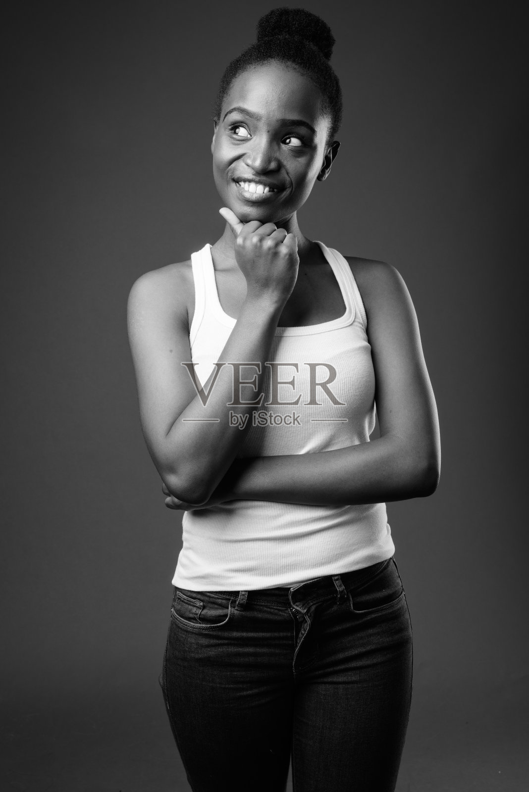 工作室拍摄的年轻美丽的非洲祖鲁妇女穿着白色背心和发髻在黑白照片摄影图片