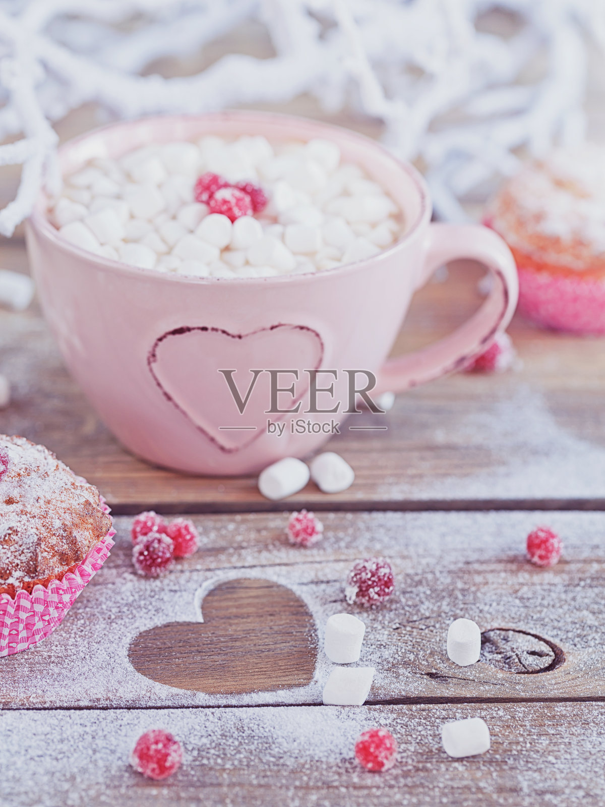 美味的浆果纸杯蛋糕和一杯咖啡照片摄影图片