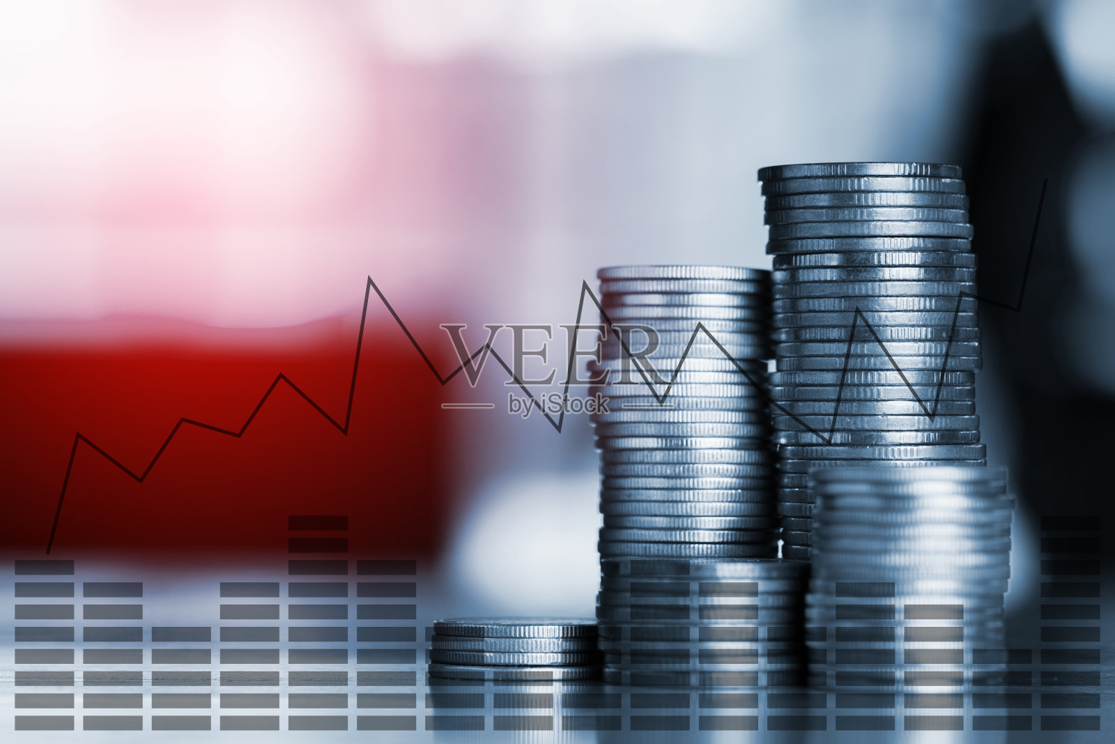 金融图表工作台硬币堆叠双重曝光,金融商业概念照片摄影图片
