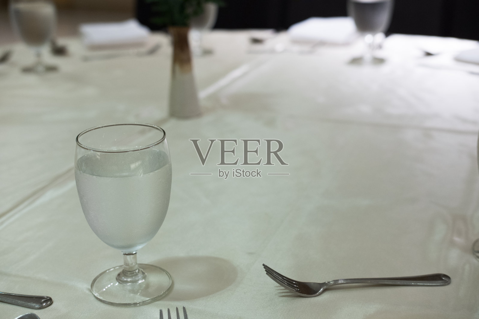 桌上放着一杯水。美食广场,自助餐厅,餐厅内部。照片摄影图片