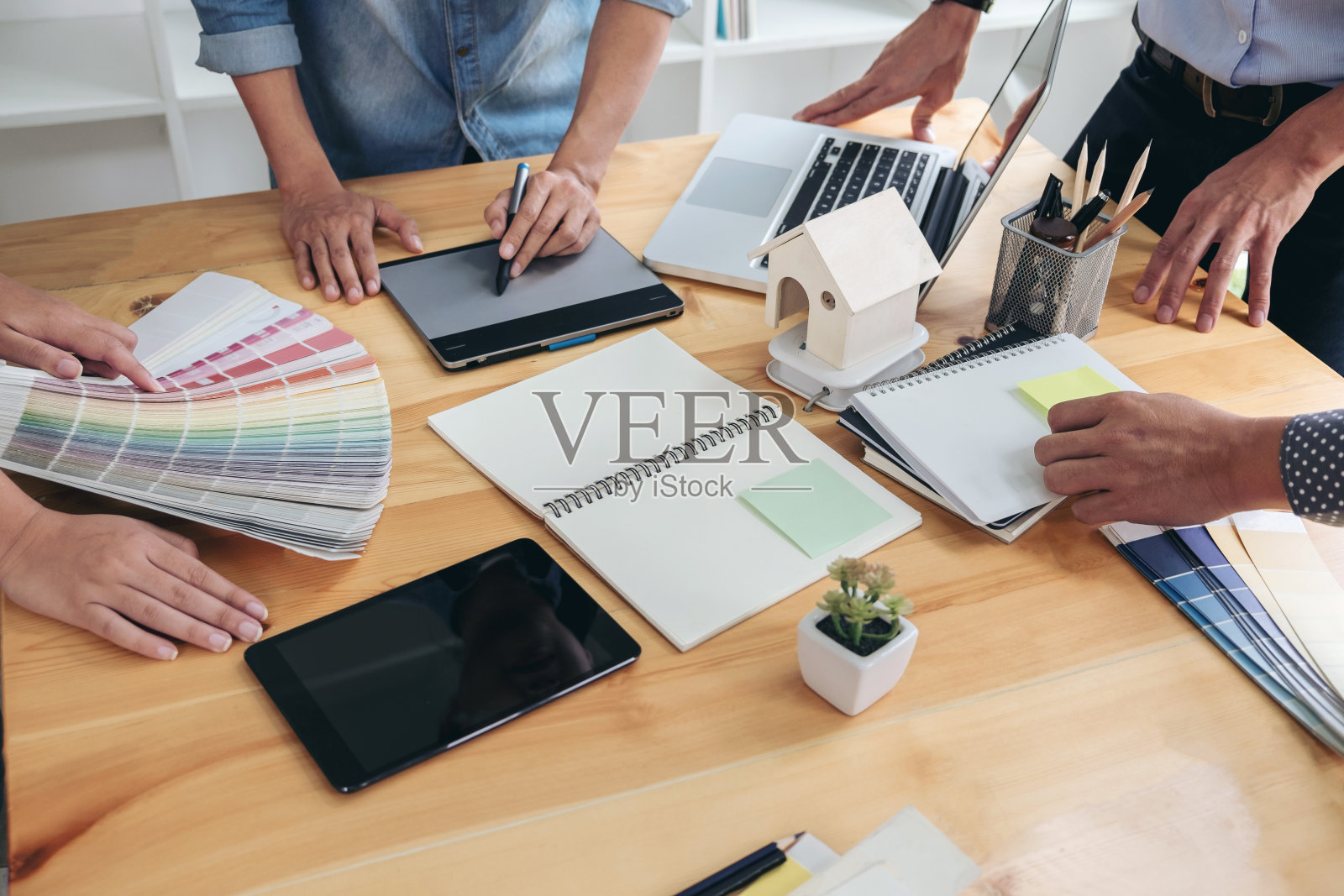 年轻的设计师同事一起工作在一个创意项目和颜色样本的选择,颜色样本,头脑风暴计划伙伴关系,创意平面设计工作桌面照片摄影图片