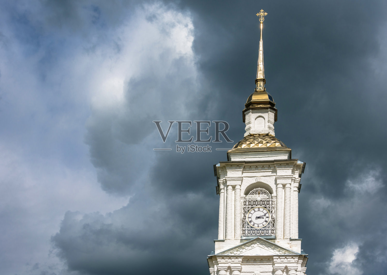 带钟的高教堂尖顶。照片摄影图片