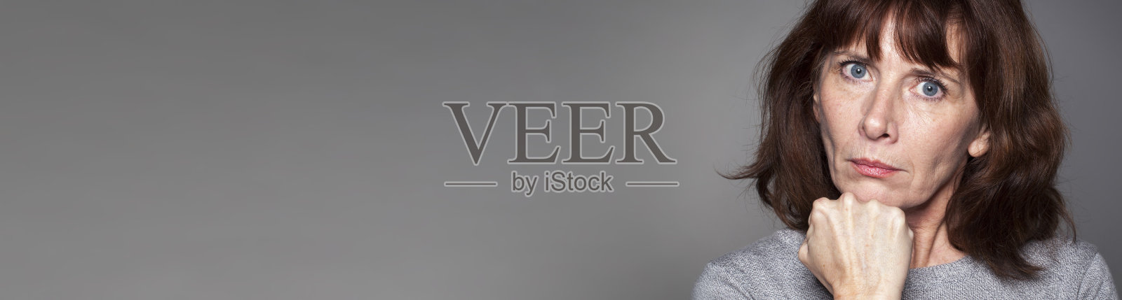 表达失望的中年妇女灰色长横幅照片摄影图片