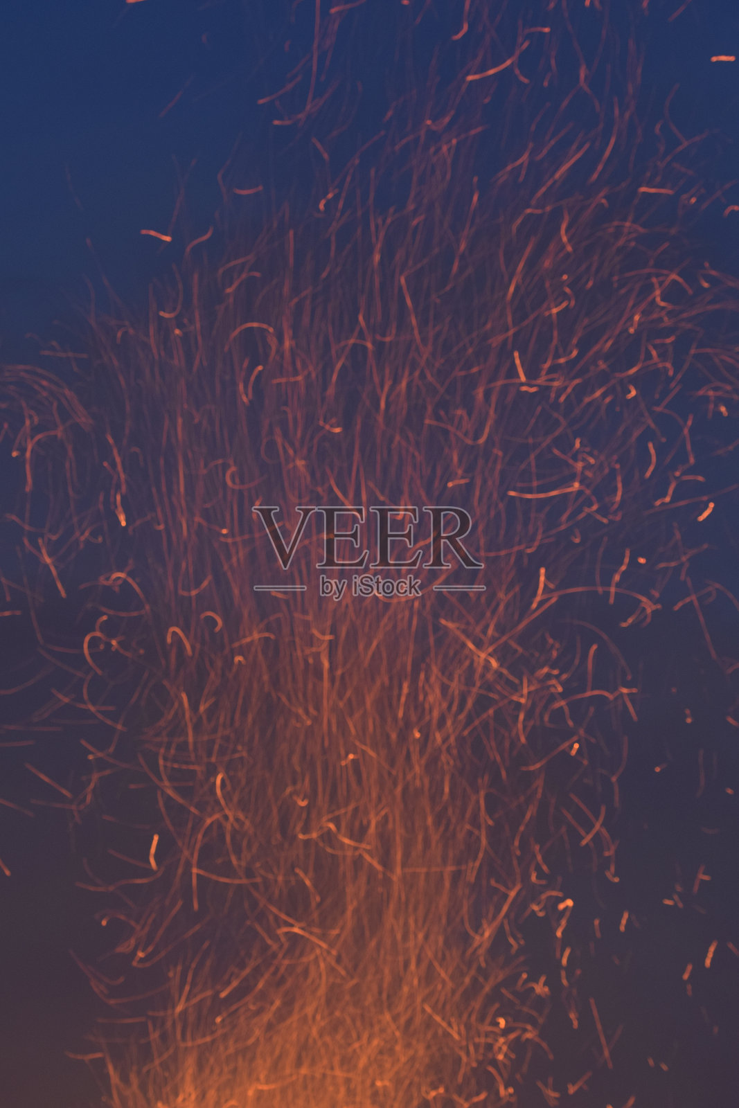 余烬篝火之夜照片摄影图片