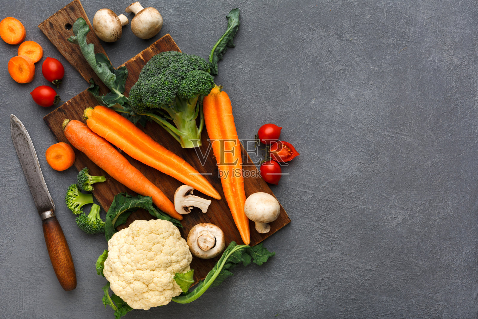 带新鲜蔬菜边框的木制书桌,复印空间,烹饪背景,俯视图。照片摄影图片