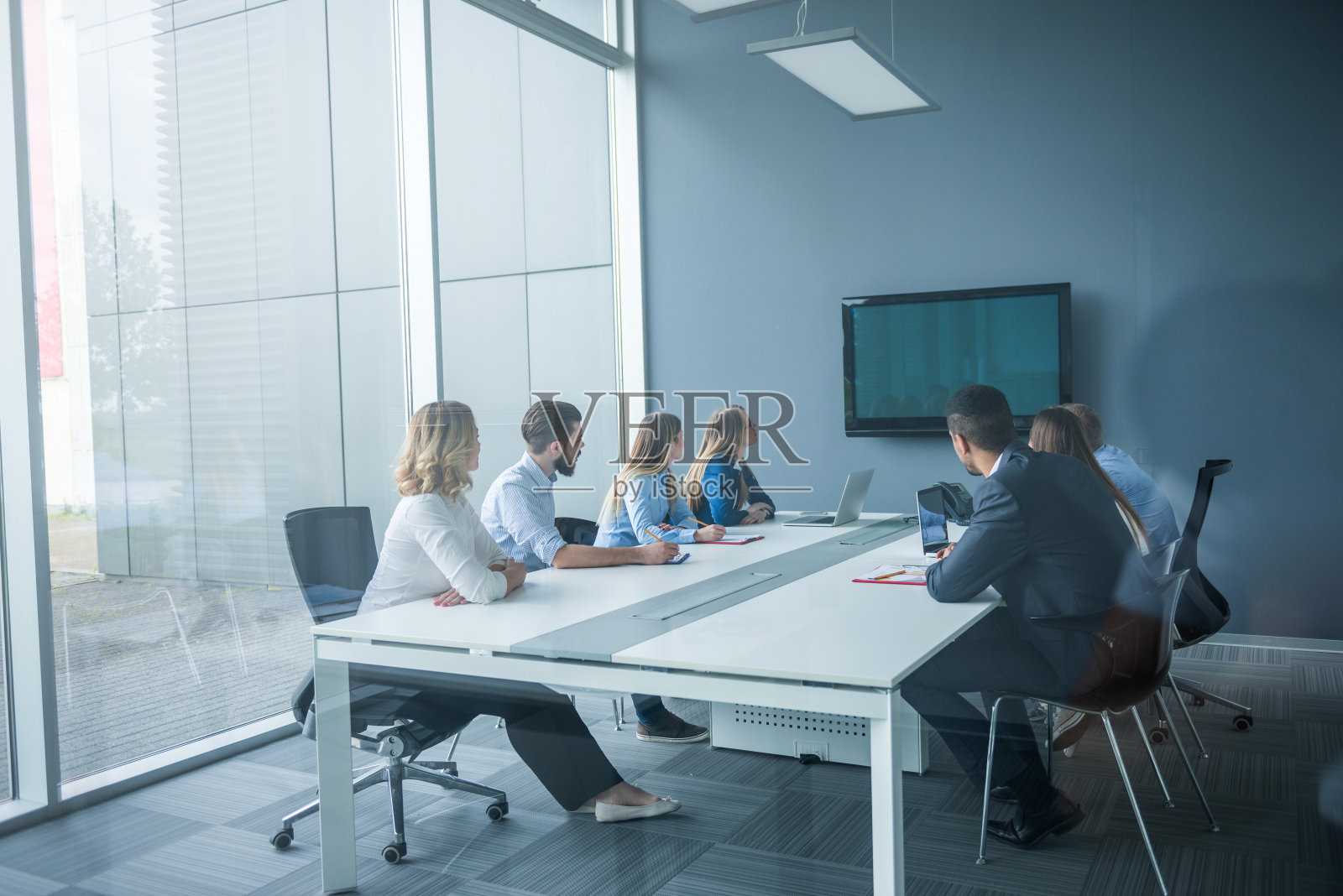 在会议室里看演示文稿照片摄影图片