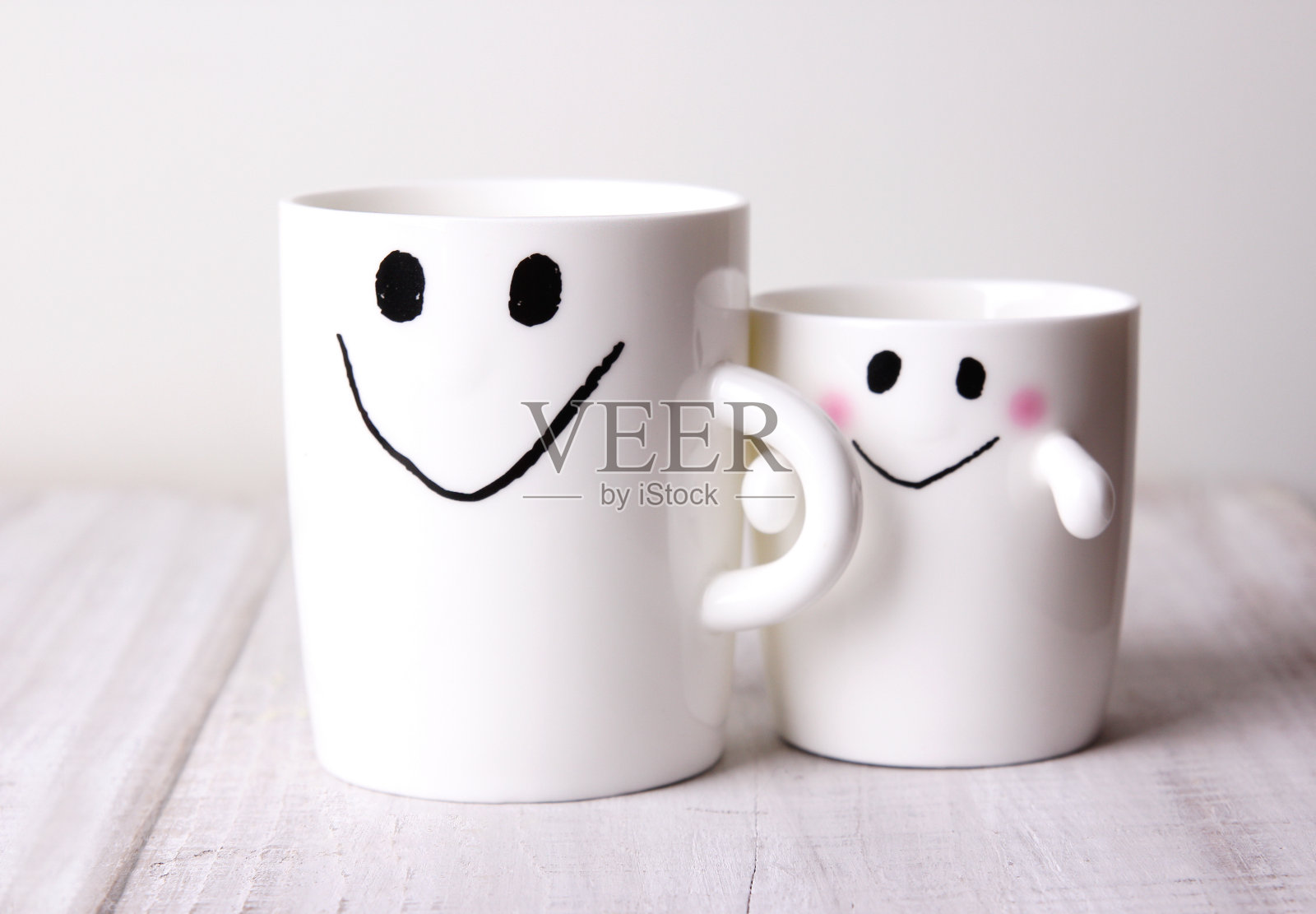 父亲节概念,杯子放在桌上。照片摄影图片