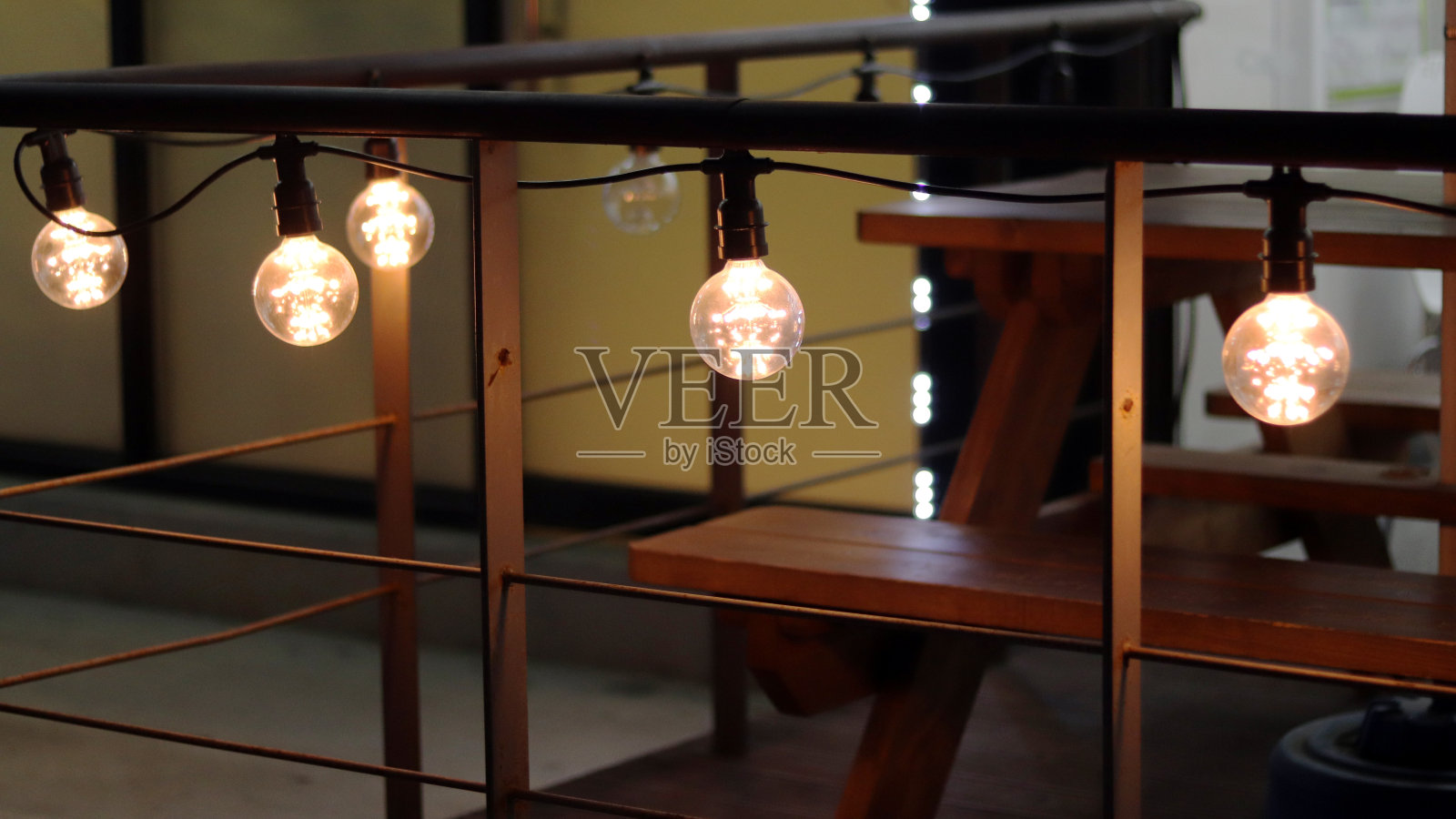 灯亮了。照片摄影图片