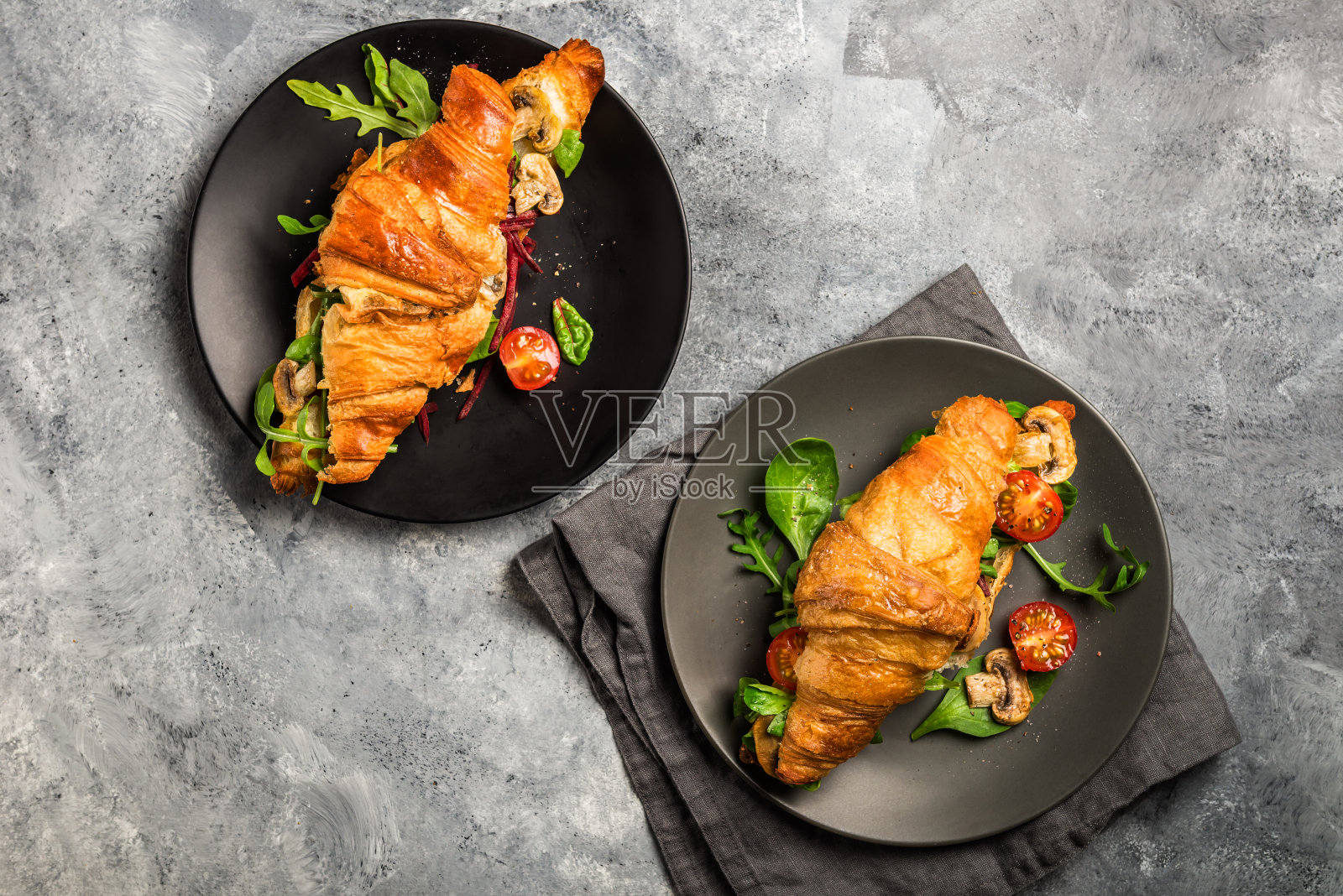 牛角面包三明治配沙拉叶,烤蘑菇和Ch照片摄影图片