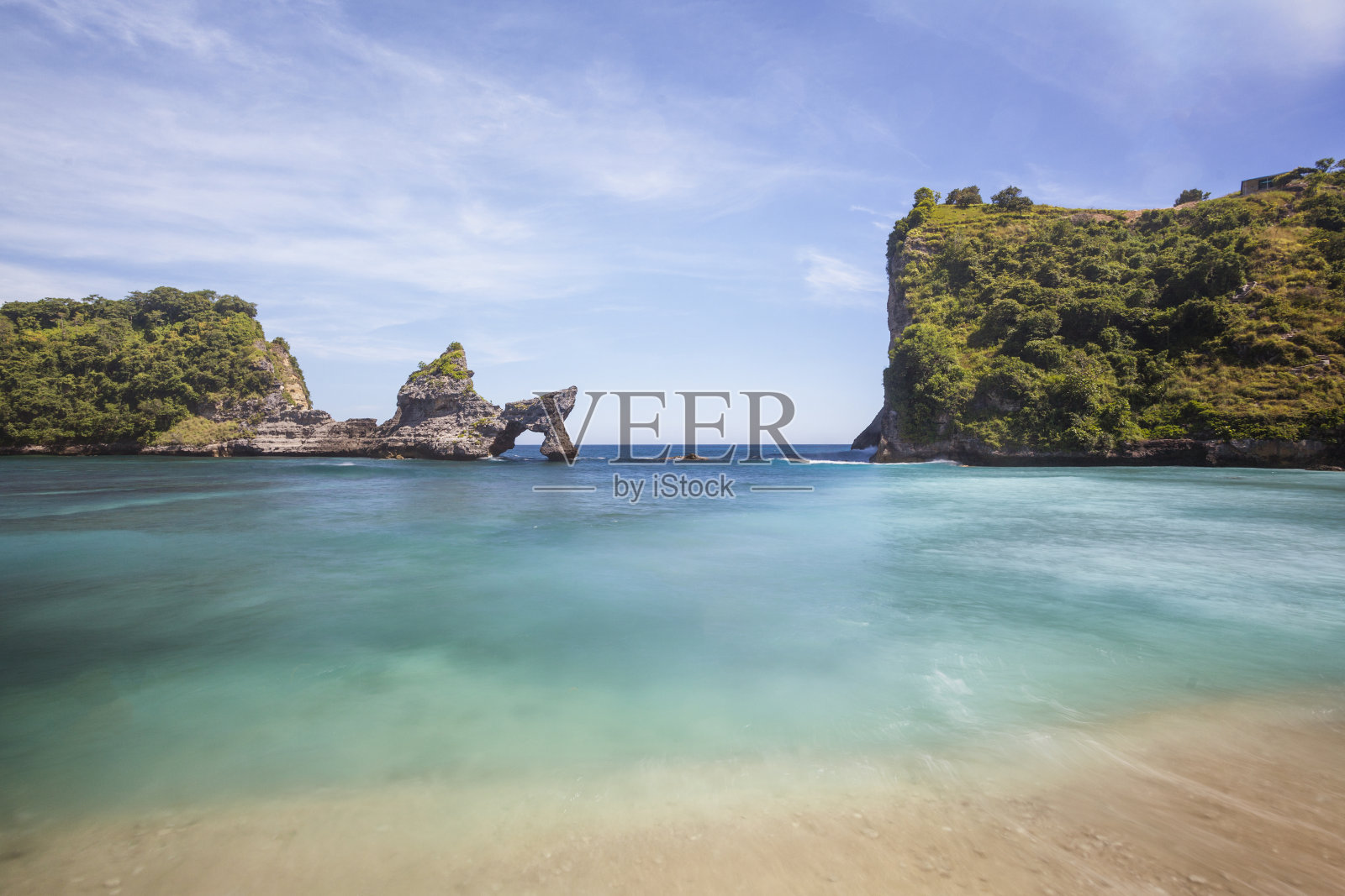 阿图海滩上的天然拱门。努沙佩尼达岛,印度尼西亚照片摄影图片