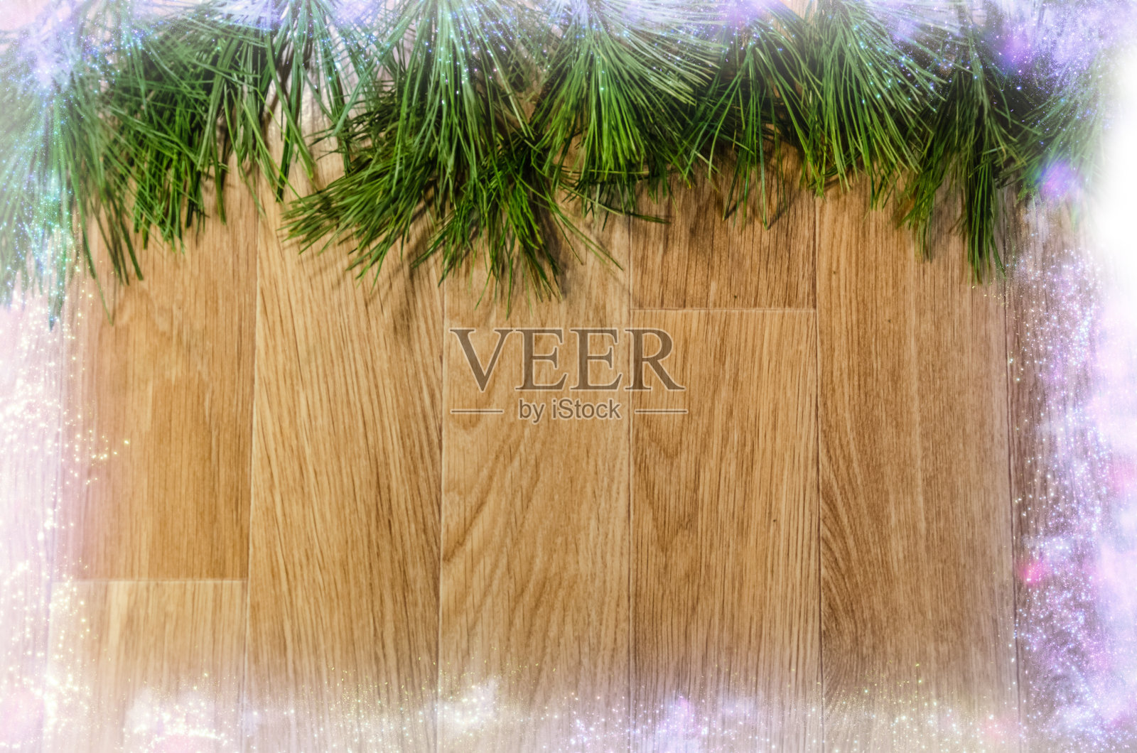 一棵松树的树枝和蔷薇果浆果的松果在一个乡村的木制背景上照片摄影图片