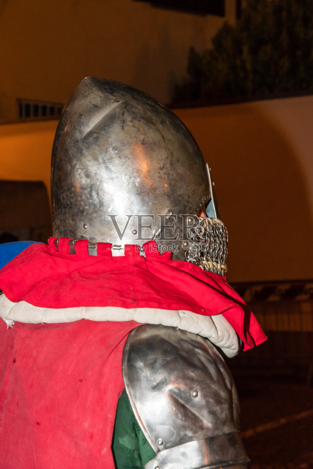 中世纪的历史重演,穿着盔甲的男人照片摄影图片