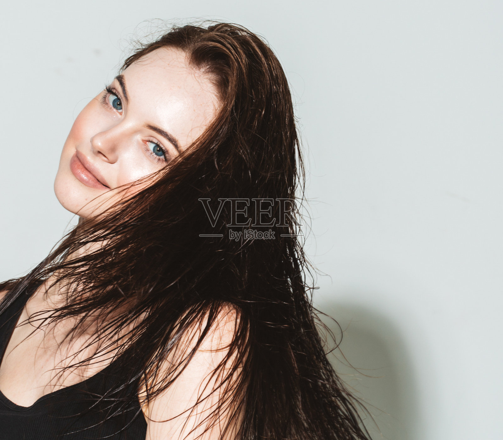 漂亮的黑发模特。美丽的模特与长发型肖像。照片摄影图片