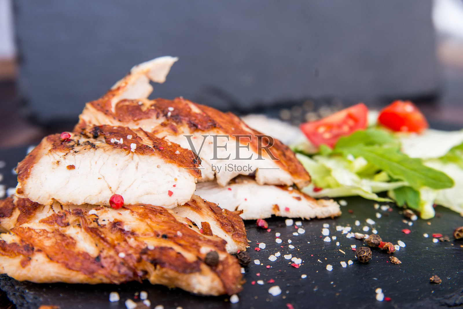 餐厅的烤火鸡柳和蔬菜照片摄影图片