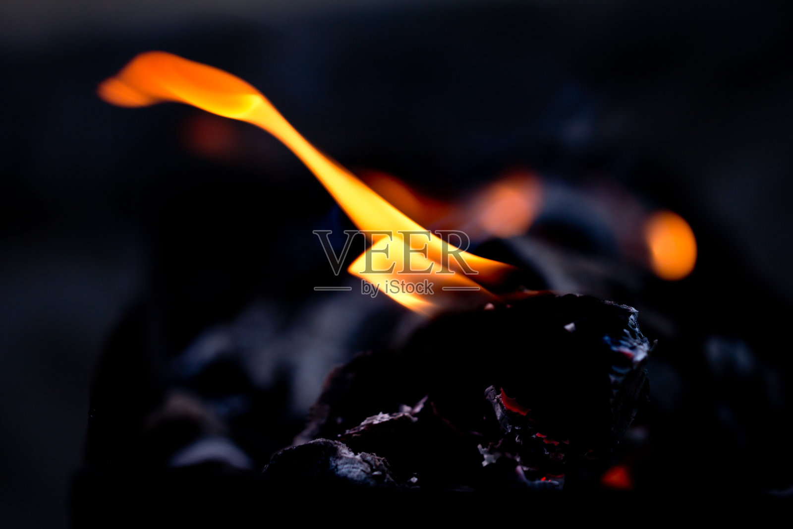 黑色背景上的抽象火焰照片摄影图片