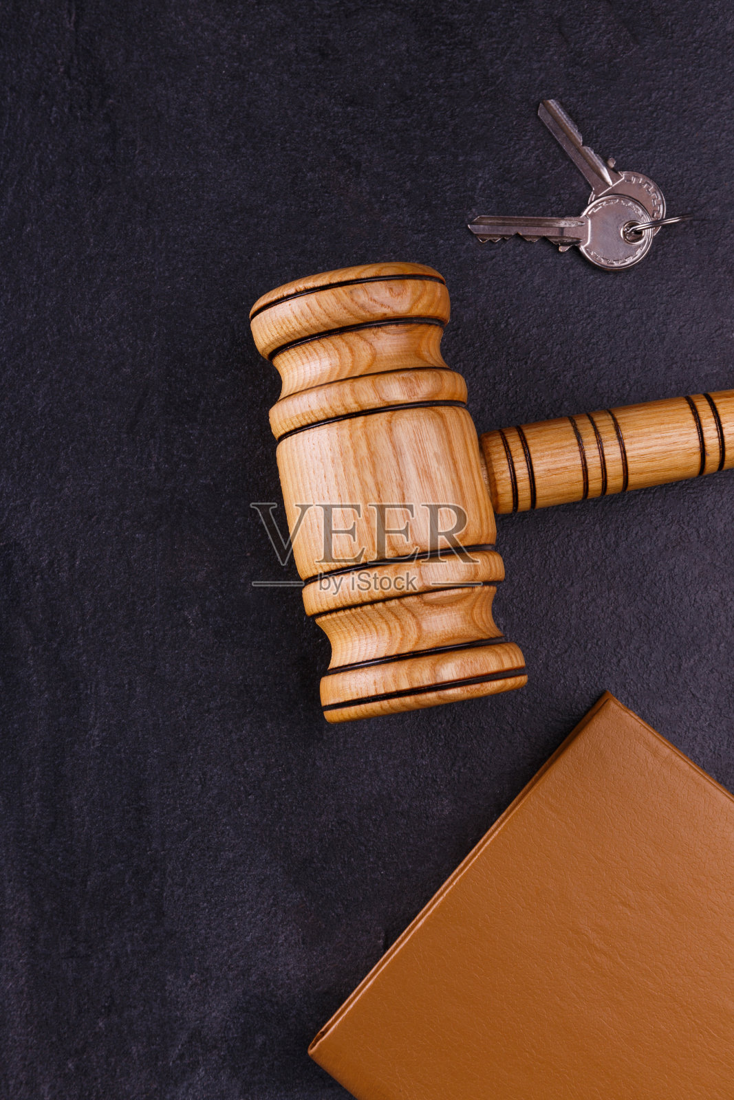 法槌、钥匙和书籍照片摄影图片