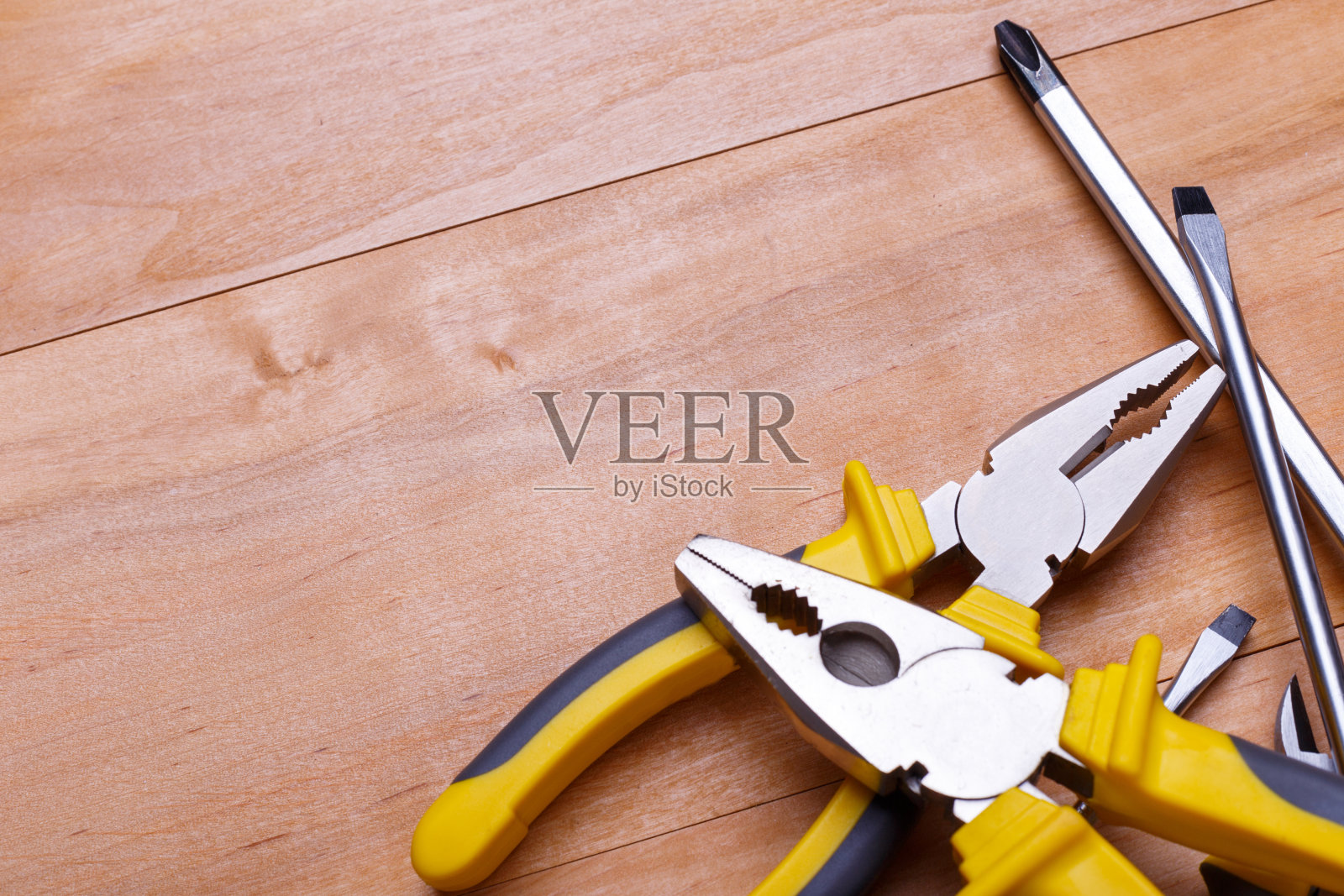 堆中的工具没有完全显示在木质背景上。俯视图的一个特写照片摄影图片