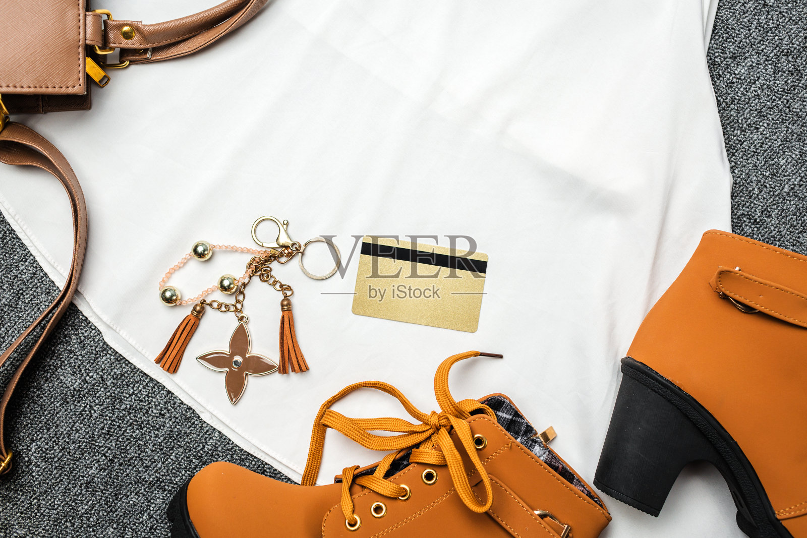 女士的服装和配饰时尚购物商场或旅游概念。照片摄影图片