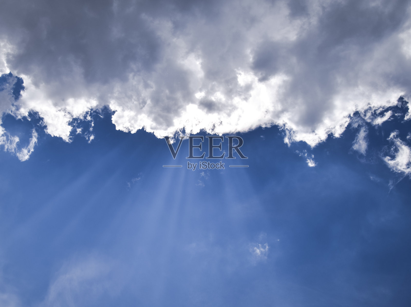 阳光穿透积云。天上的风景照片摄影图片