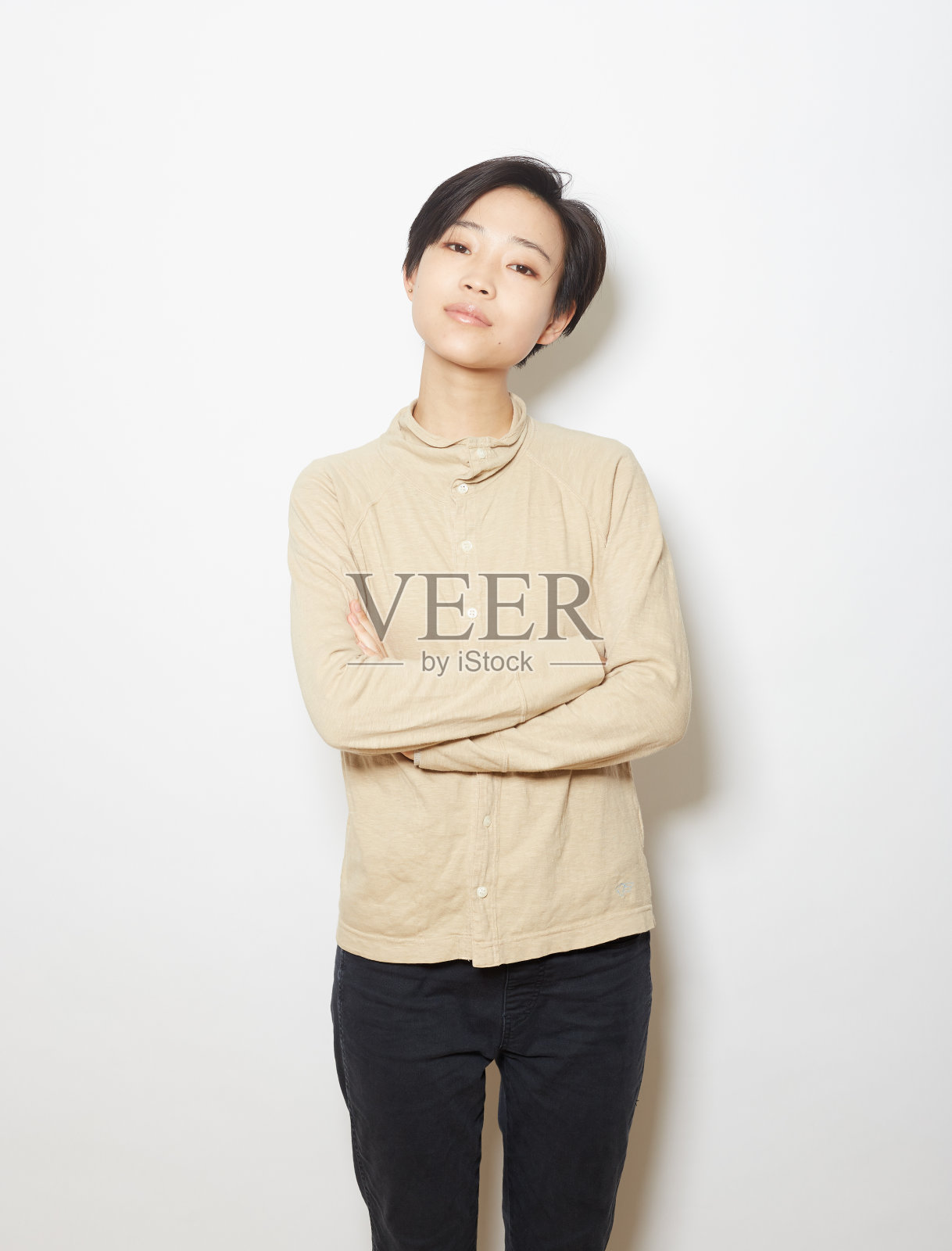 一个摄影棚拍了一张年轻女子站着的照片照片摄影图片