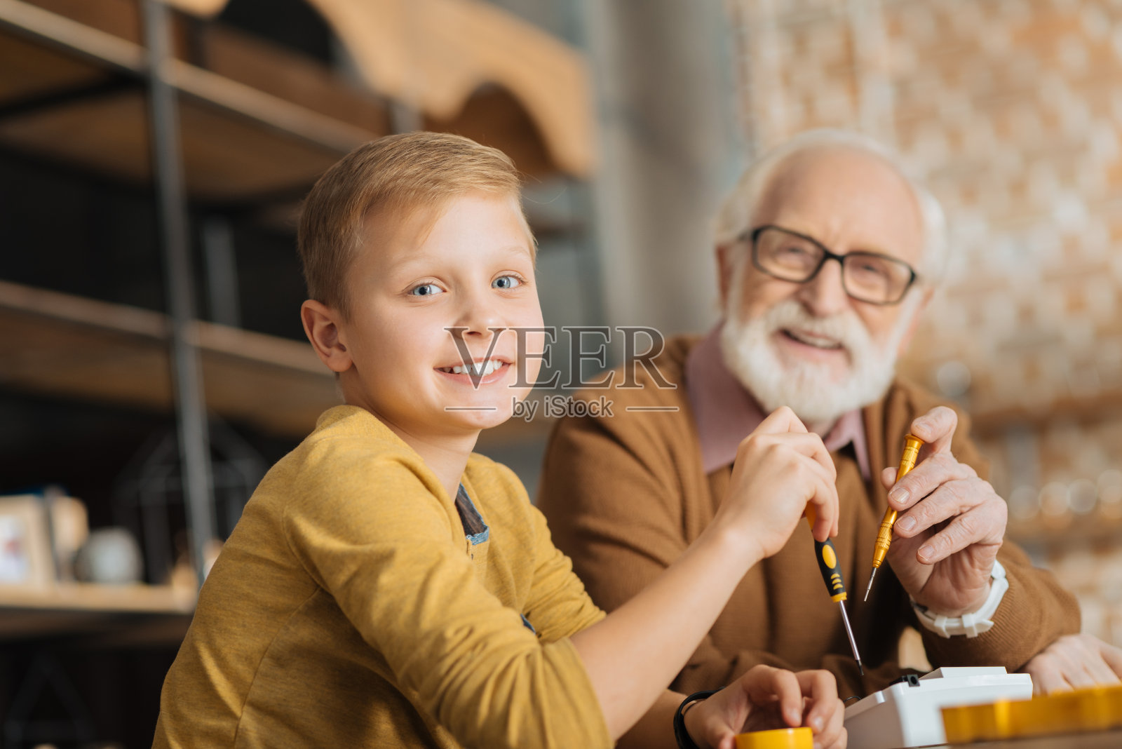 快乐的快乐的男孩用螺丝刀照片摄影图片