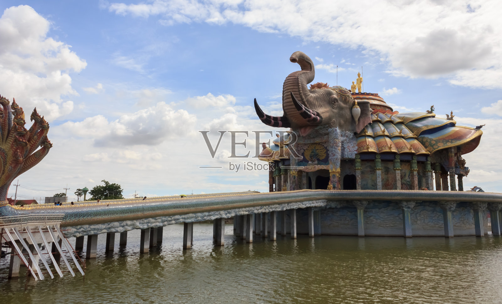 泰国寺庙中的象塔。照片摄影图片