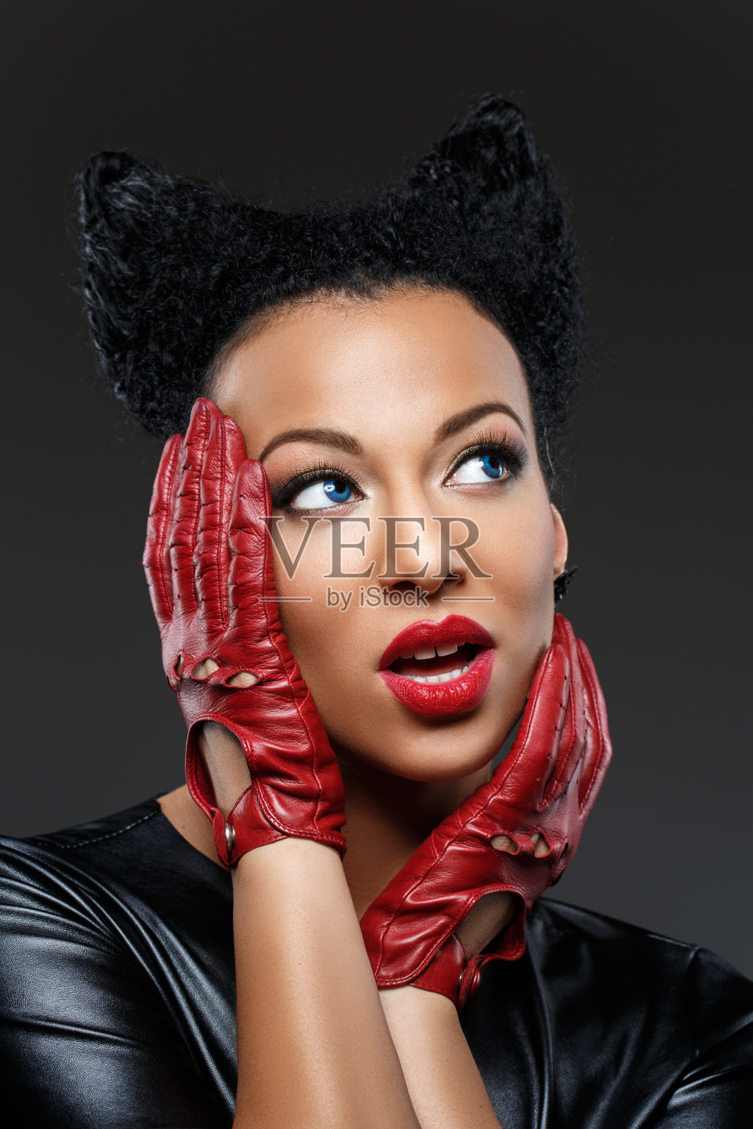 女孩有明亮的妆容和角发型照片摄影图片