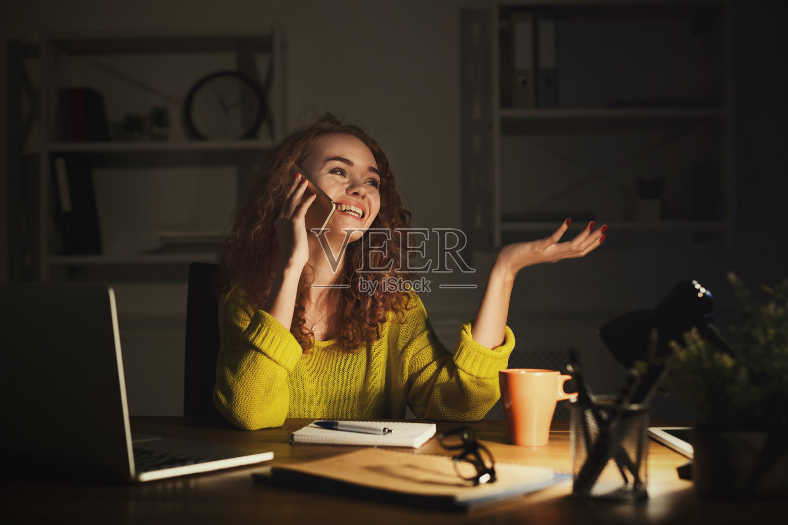 在工作中打电话的快乐女人照片摄影图片