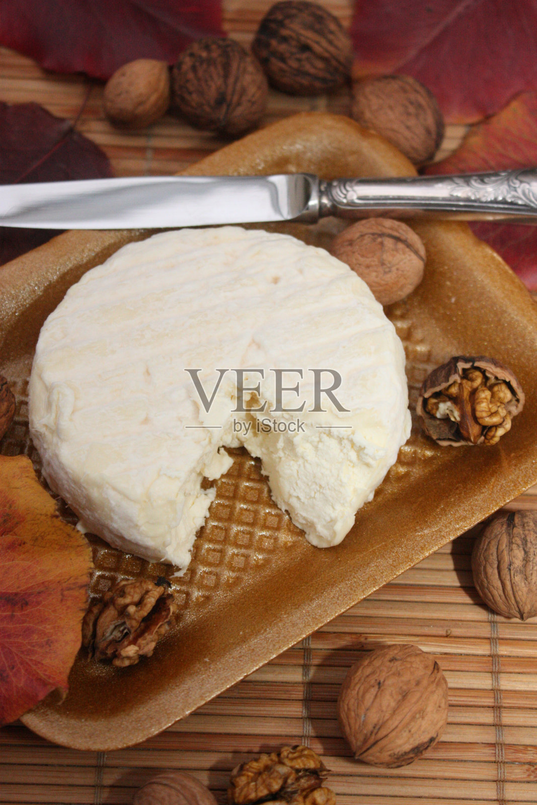 勃艮第奶酪和生牛奶照片摄影图片