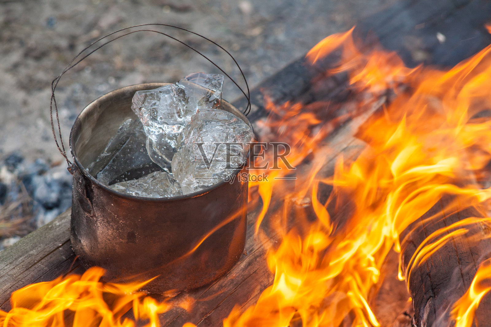 在大自然中烹饪。森林里燃烧着冰的大锅。照片摄影图片