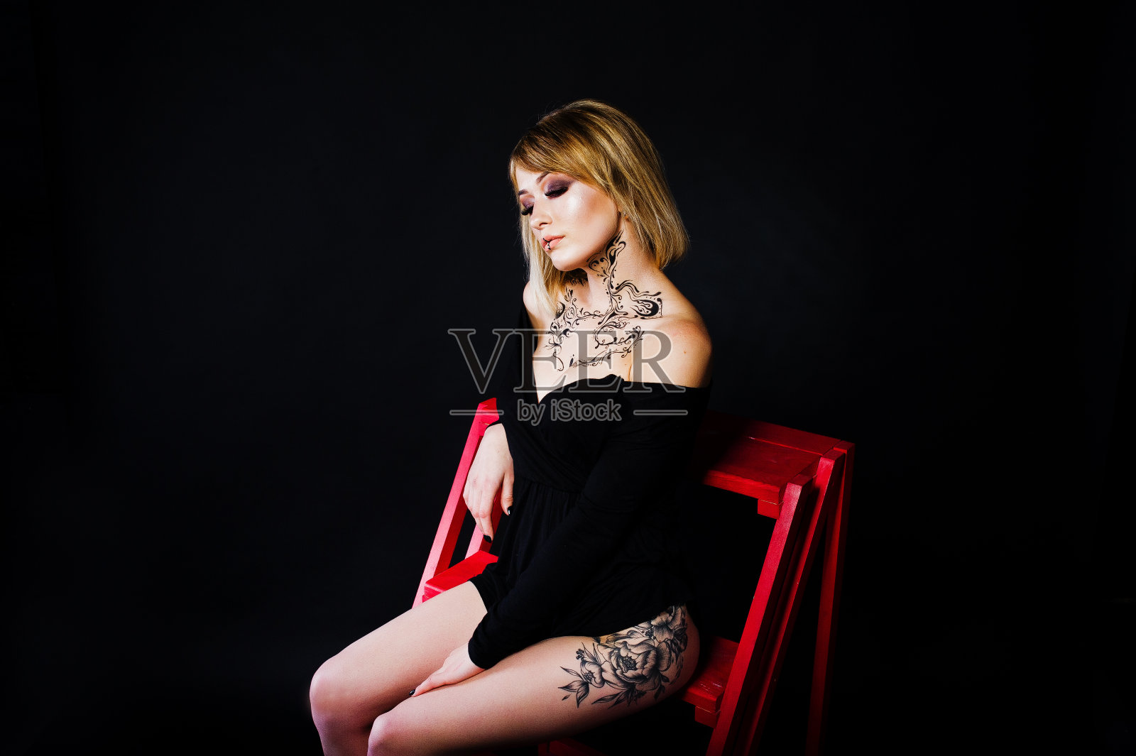 工作室肖像的金发女孩与原来的颈部化妆照片摄影图片