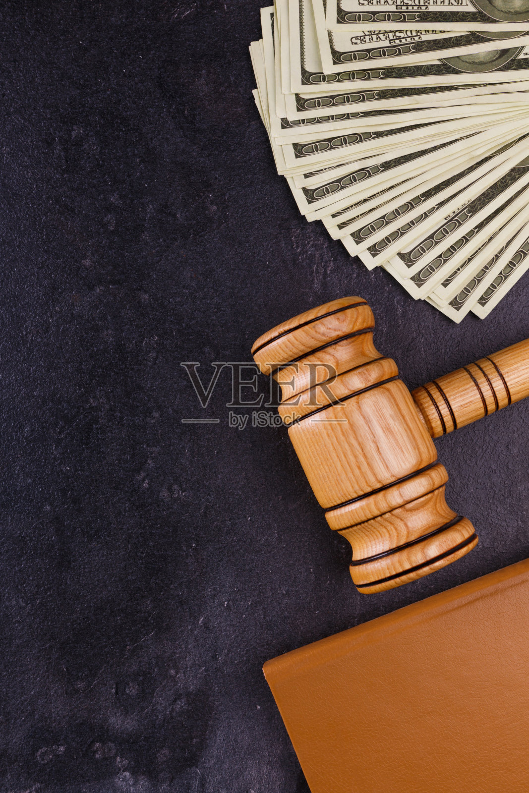 石质背景上的笔记本、锤子和钱照片摄影图片