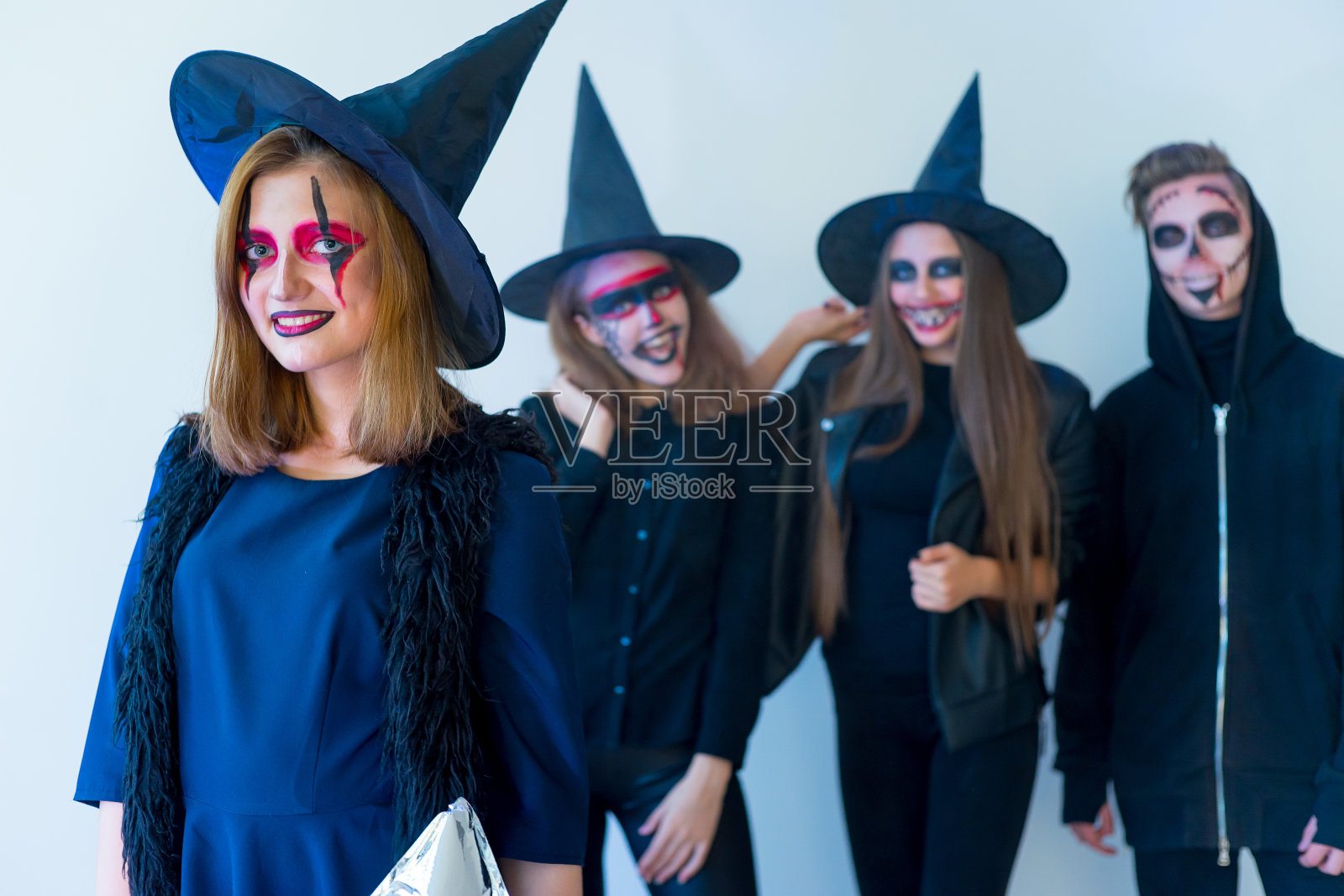 穿着万圣节服装的人照片摄影图片