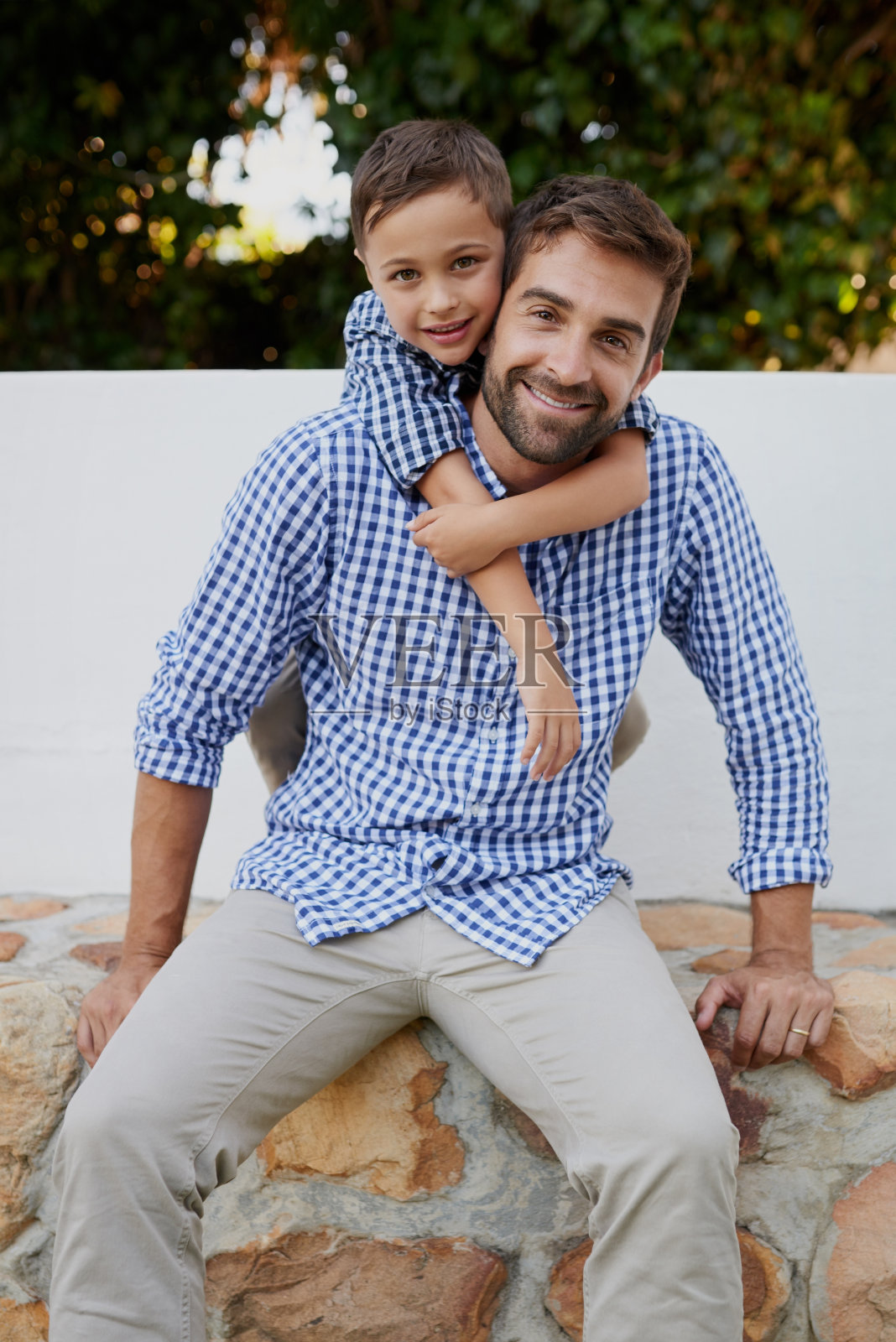 我们穿了配套的衣服照片摄影图片