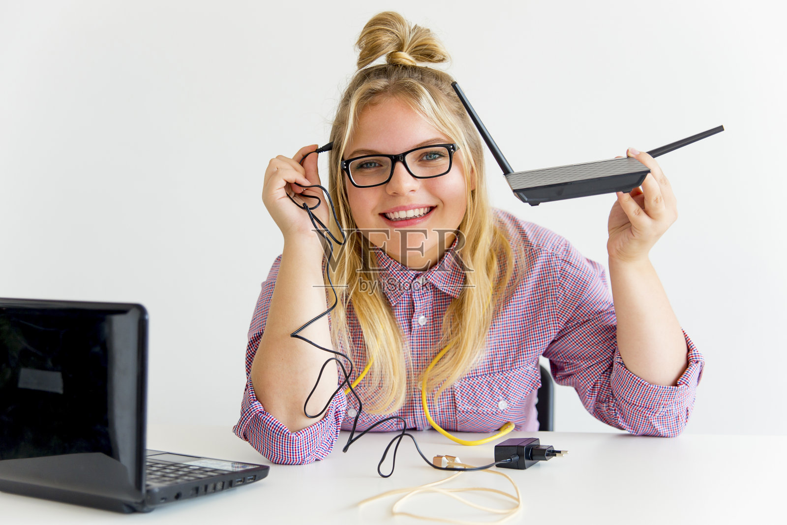 修理路由器的女孩照片摄影图片