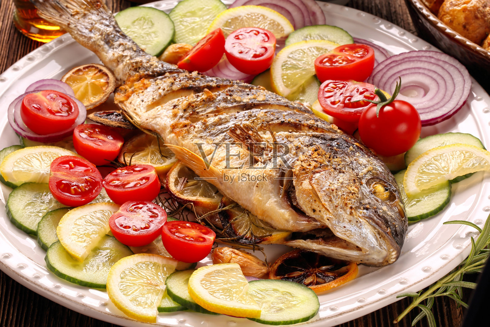 烤鲷鱼配蔬菜照片摄影图片