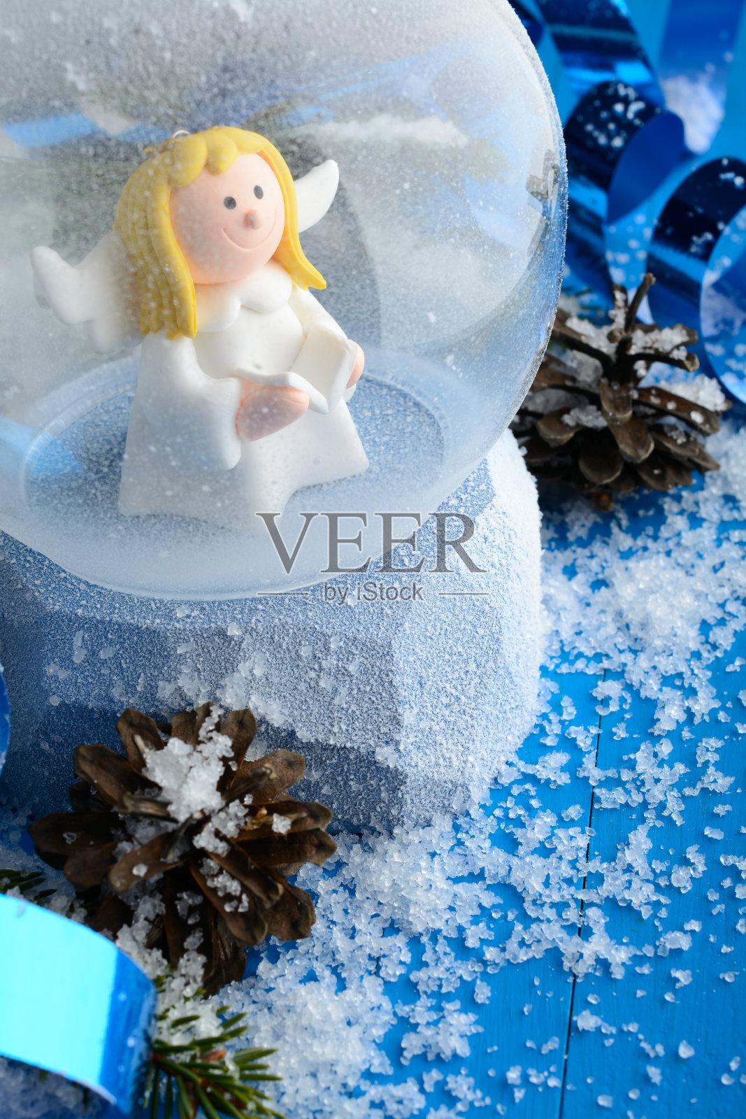 用圣诞装饰品装饰雪花球照片摄影图片