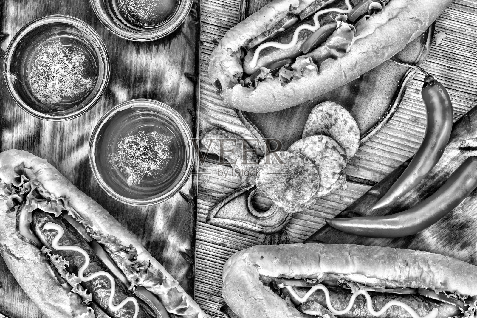 热狗,啤酒,薯条。照片摄影图片