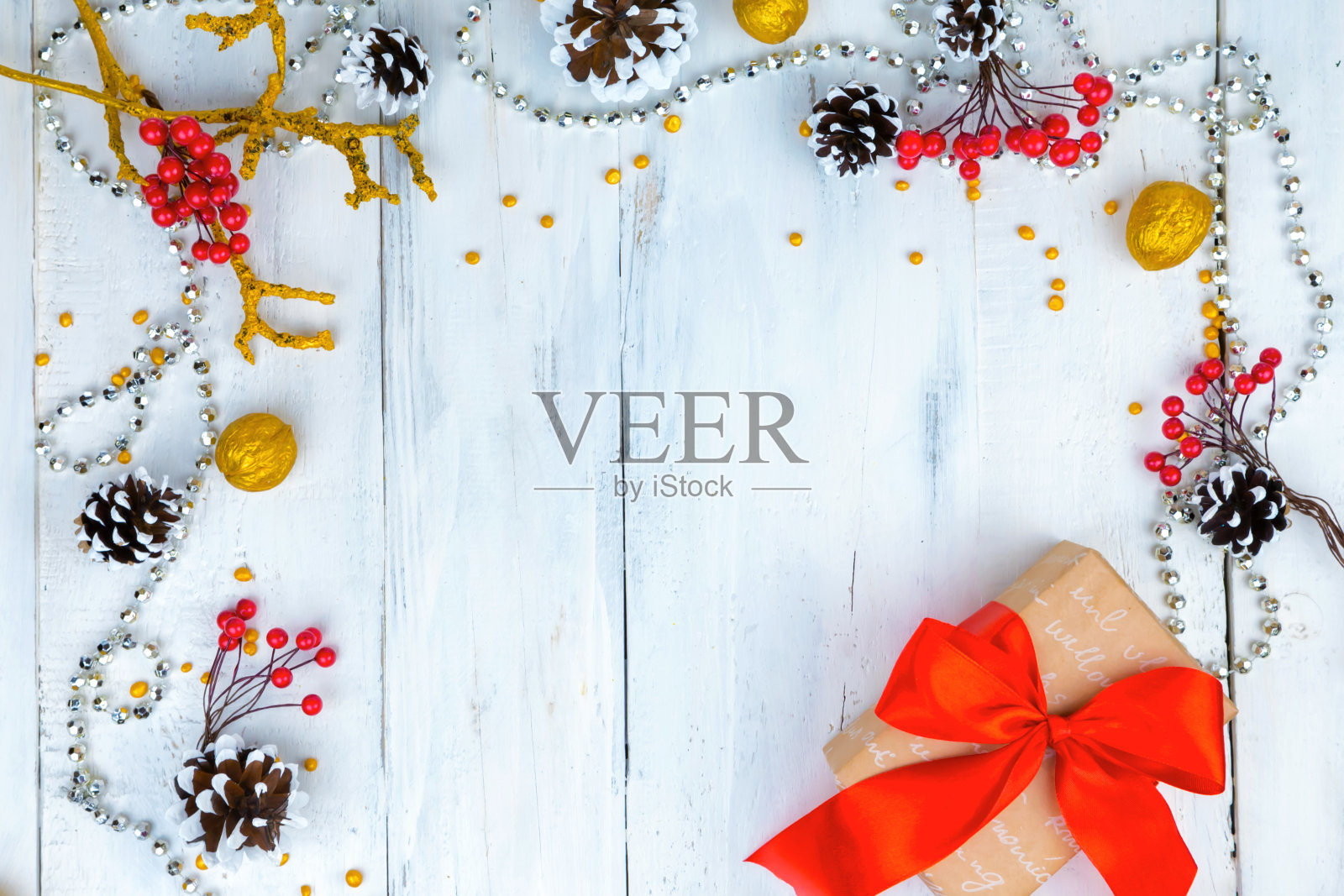 圣诞木背景与雪枝。顶部视图与复制空间的文本照片摄影图片