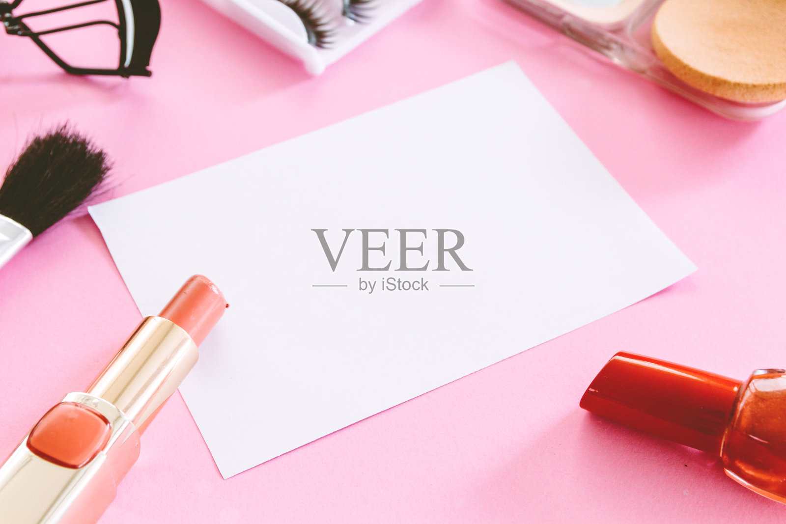 化妆品设置在粉红色的背景照片摄影图片