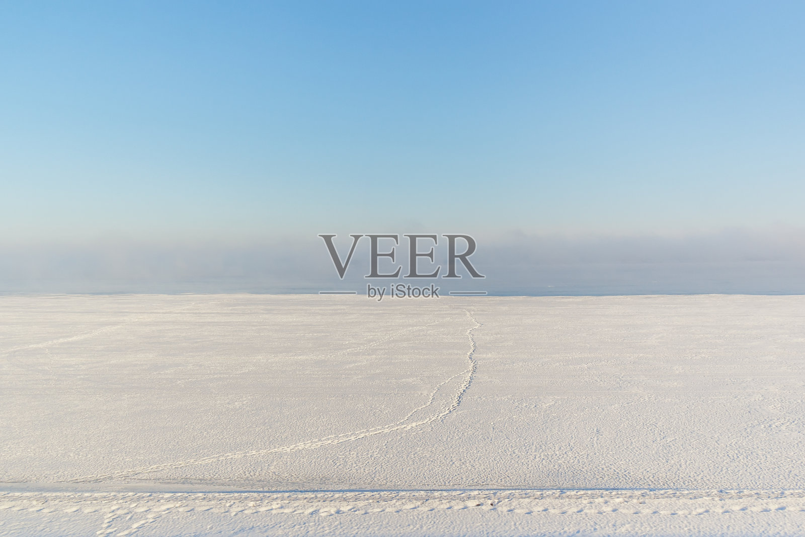 雾中的小路在雪地上照片摄影图片