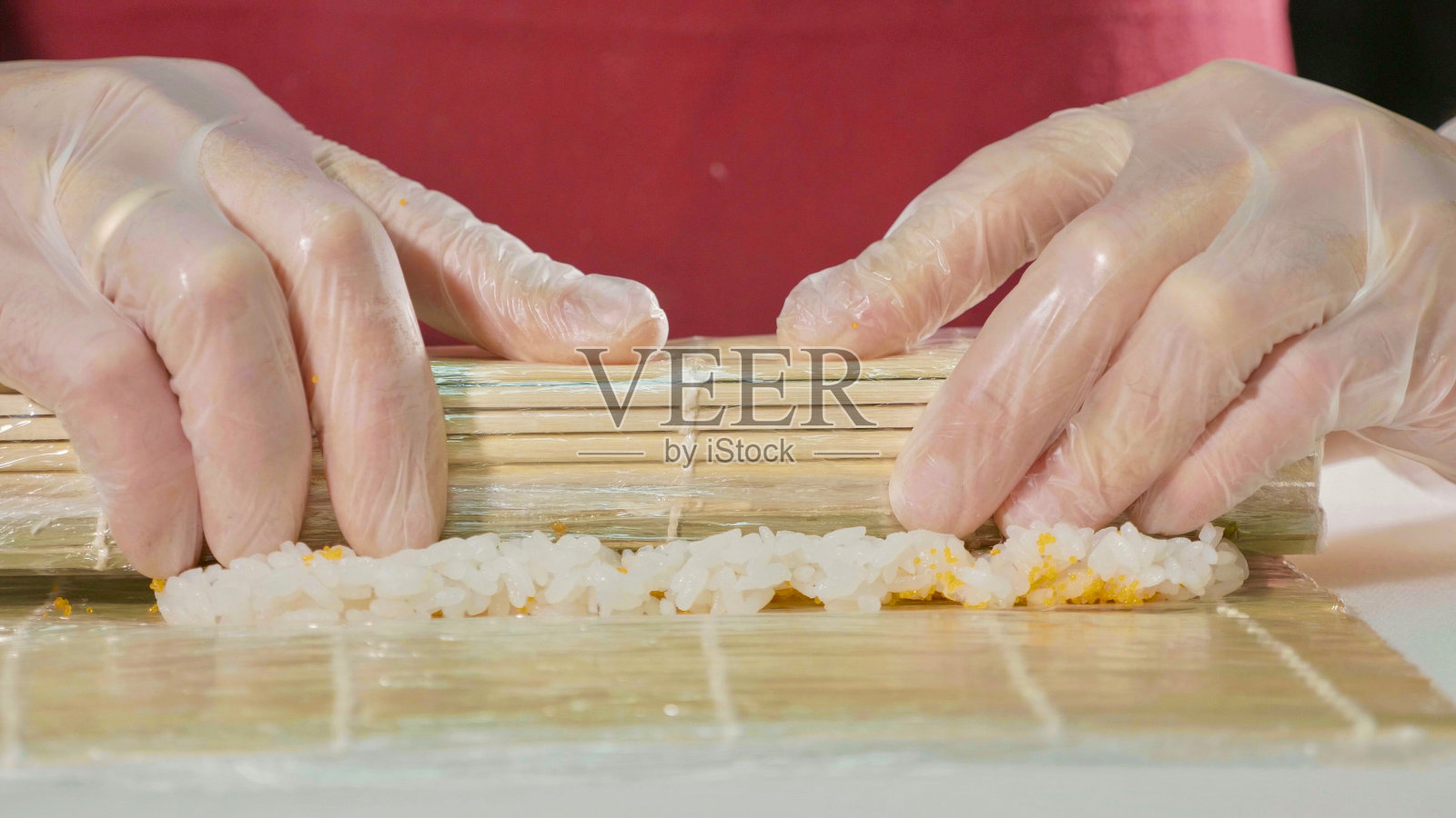 专业寿司厨师在商业厨房准备寿司卷,特写镜头照片摄影图片