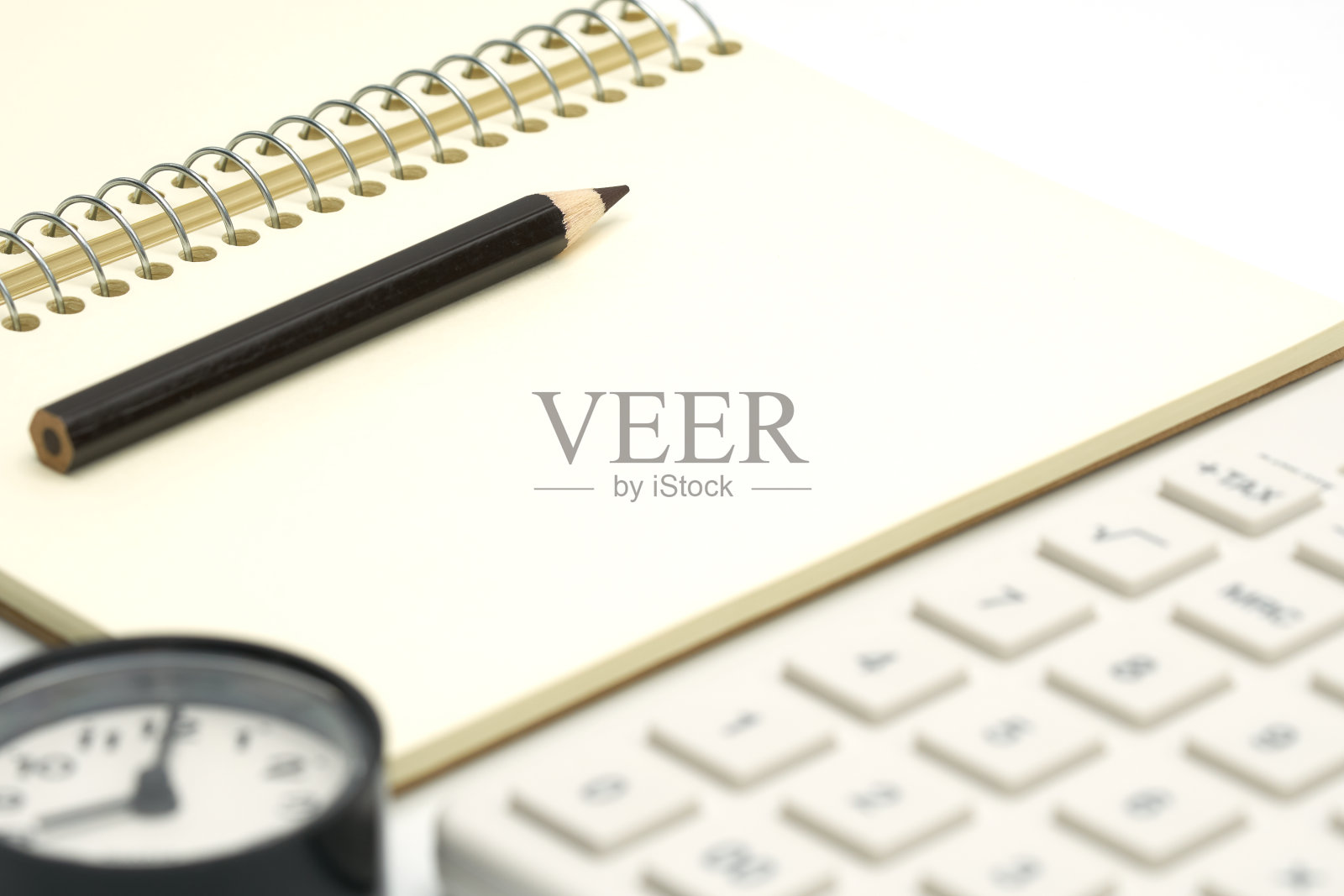 办公桌布局的概念。背景是白色的计算器,一支黑色的铅笔和一个时钟模拟器。以拷贝空间为背景的经营理念和教育理念。照片摄影图片