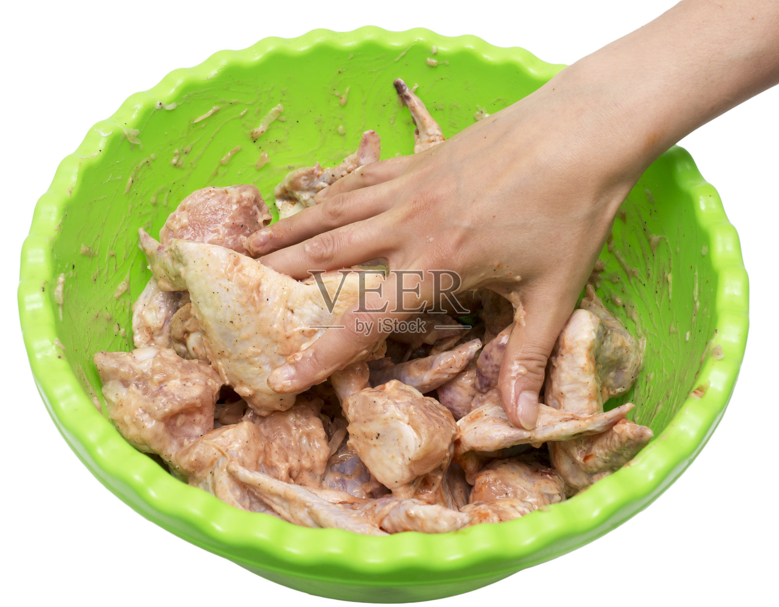 用腌好的鸡翅放在烤箱里炸照片摄影图片