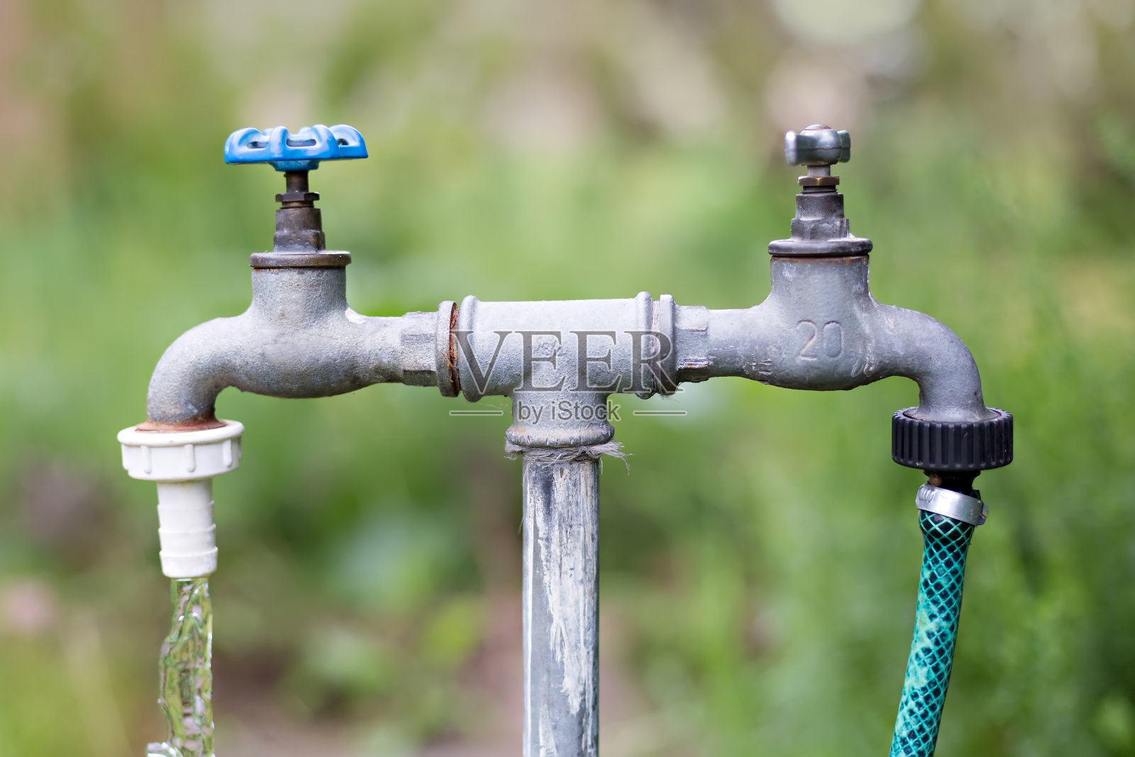 老花园水龙头照片摄影图片