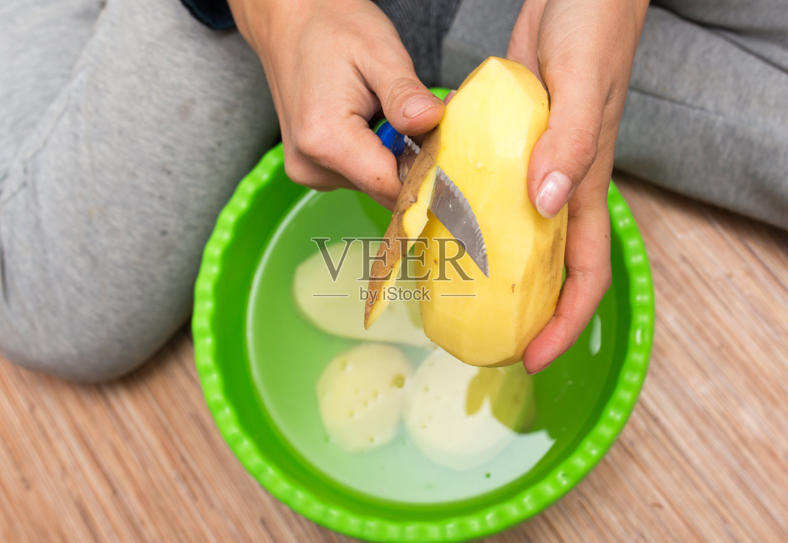 女人削土豆照片摄影图片