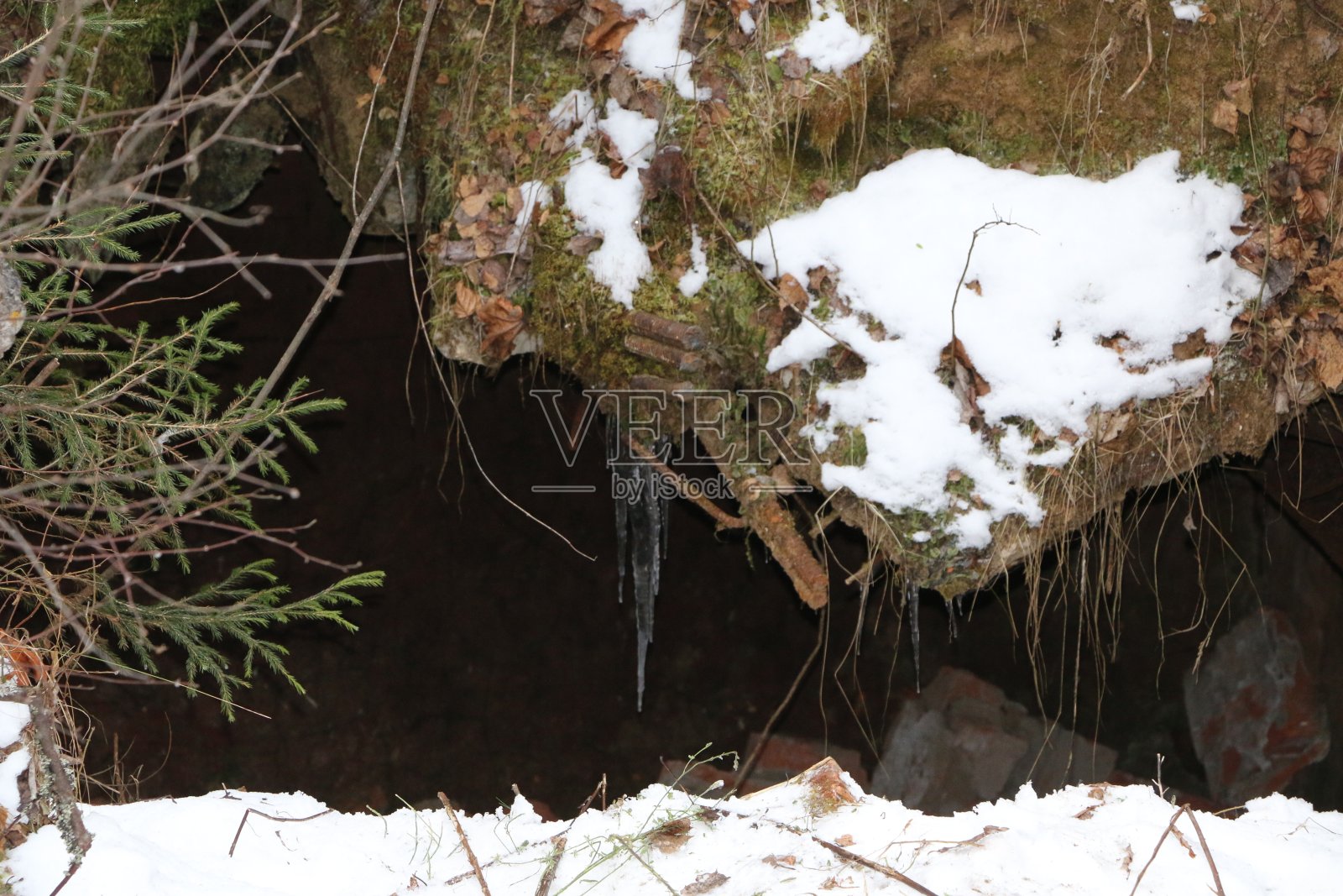 旧的导弹部队军事基地在爆炸后被摧毁,指挥所和防空洞扔在树林里照片摄影图片