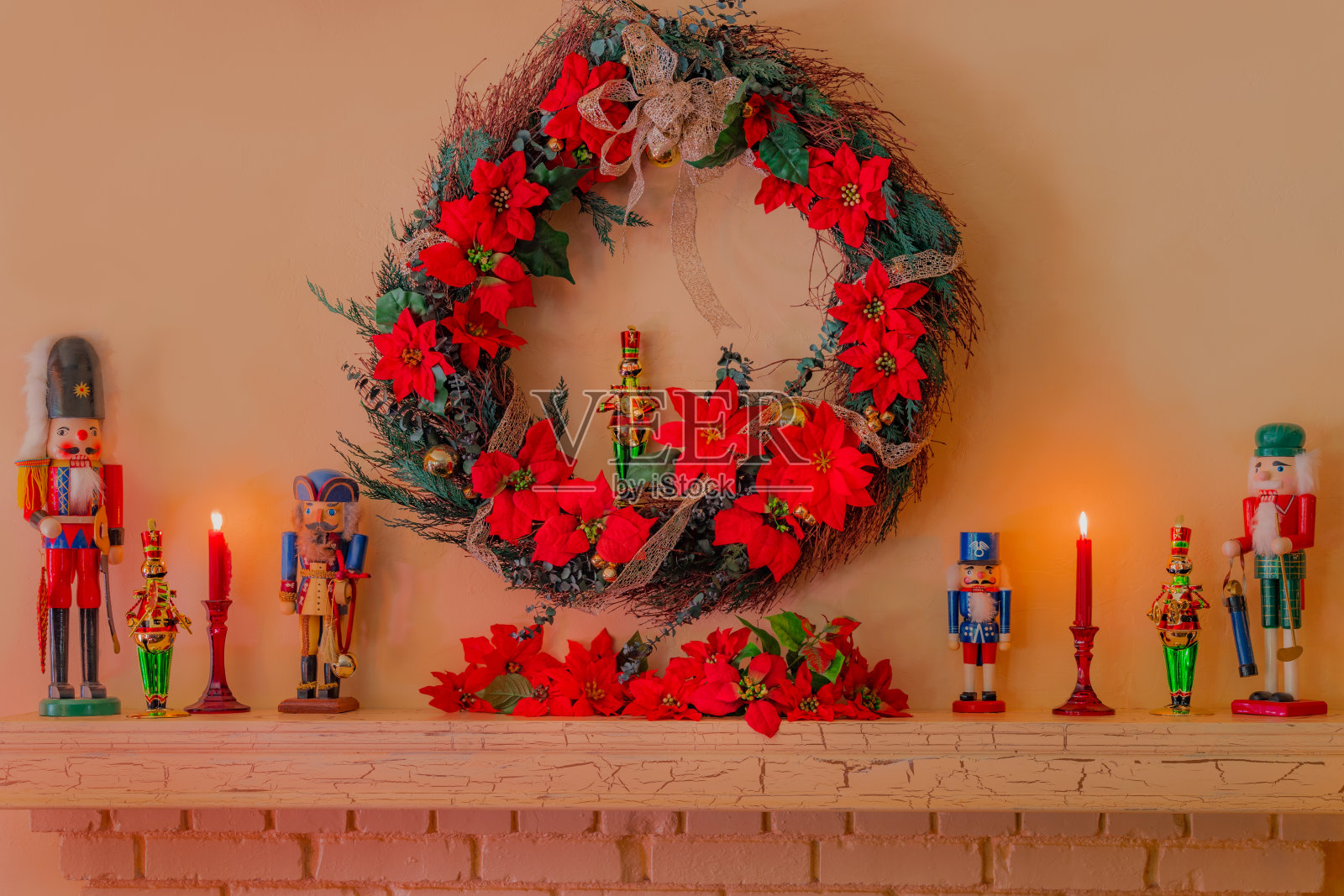 圣诞胡桃夹子士兵和壁炉架上的花环(P)照片摄影图片